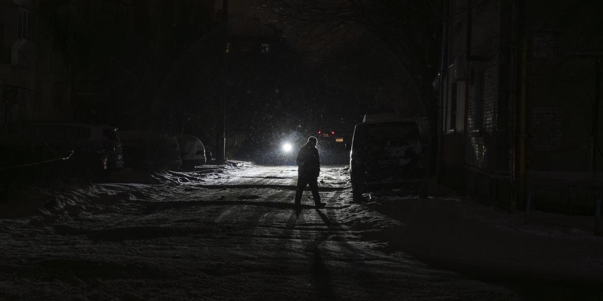 Sötétség az utcán áramszünet alatt, amelyet a kritikus polgári infrastruktúrát ért orosz rakéta- és dróntámadások okoztak, Kijevben, 2026. január 11-én.