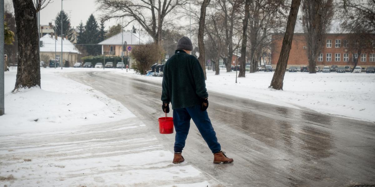 Jeges út Győrben, a Bercsényi ligetben 2026. január 13-án
