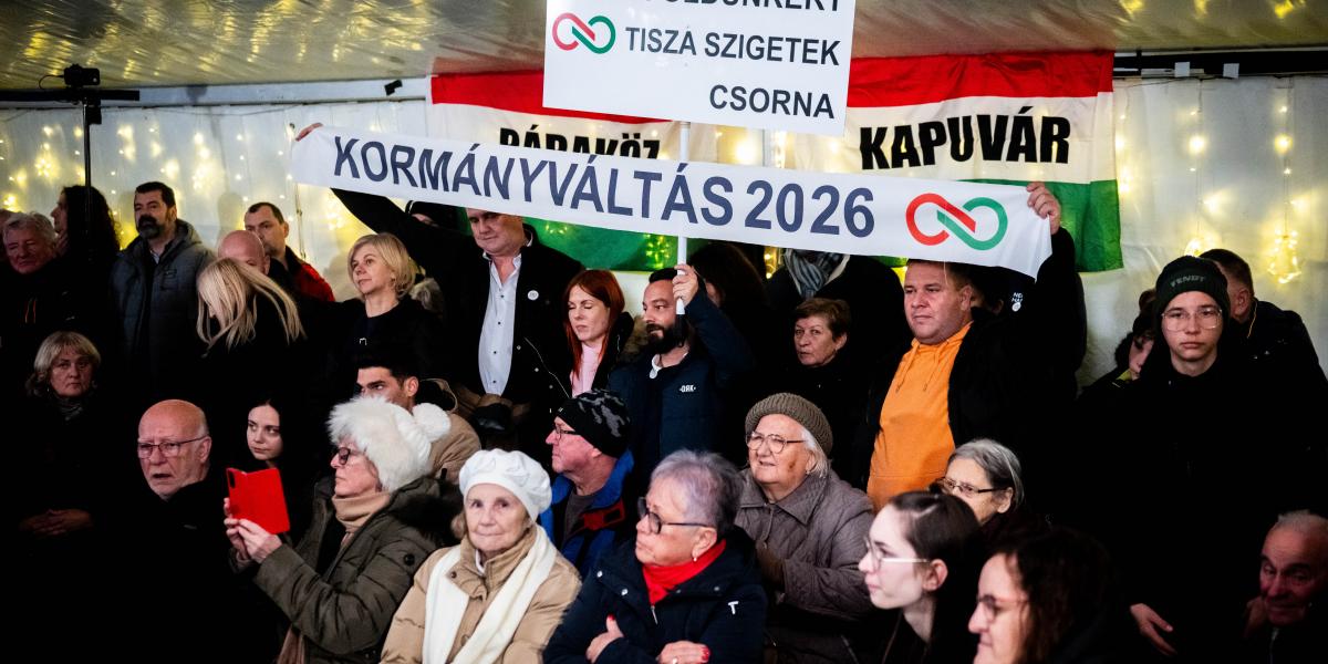 A Tisza Párt országjárása Komáromban, 2025. november 26-án.