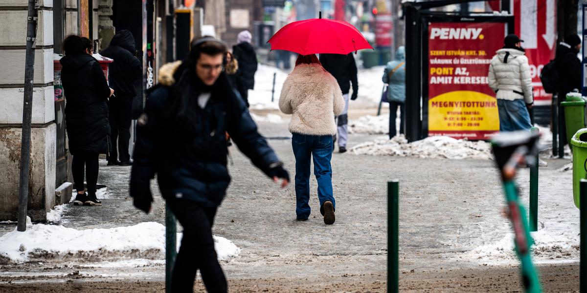 A havas utcákon a gyalogosoknak sem könnyű, és erre jött az ónos eső