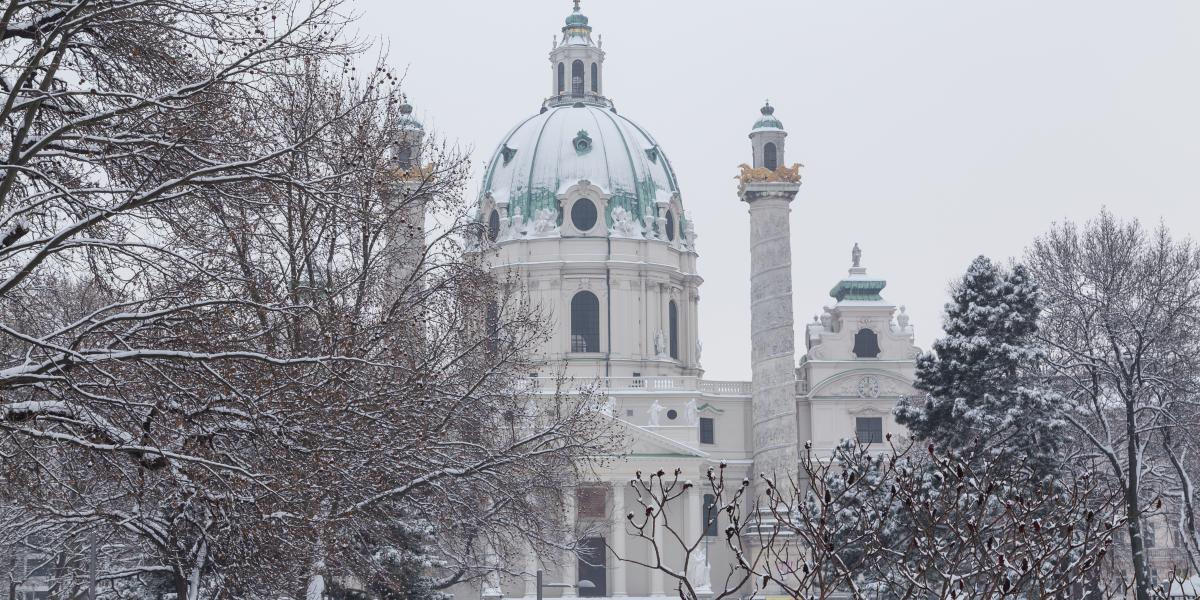A behavazott bécsi Károly-templom.
A fűtetlen épületben Vivaldi zenéjét is
nehezebb volt élvezni