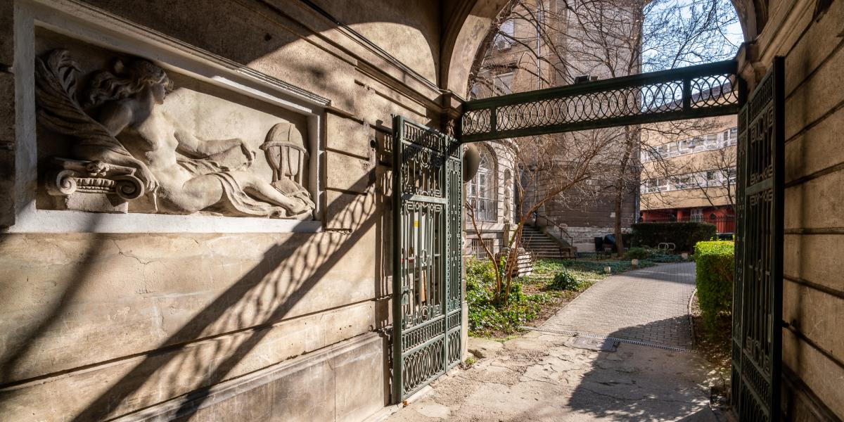 Vincent Baumgartner gondolatokat ébreszt, érzéseket inspirál saját életünk mibenlétéről (Kiss János altábornagy utca 45., 2022) 