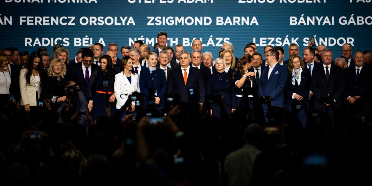  A harmincegyedik. Minden a kormányfőről szólt (középen, narancssárga nyakkendőben)