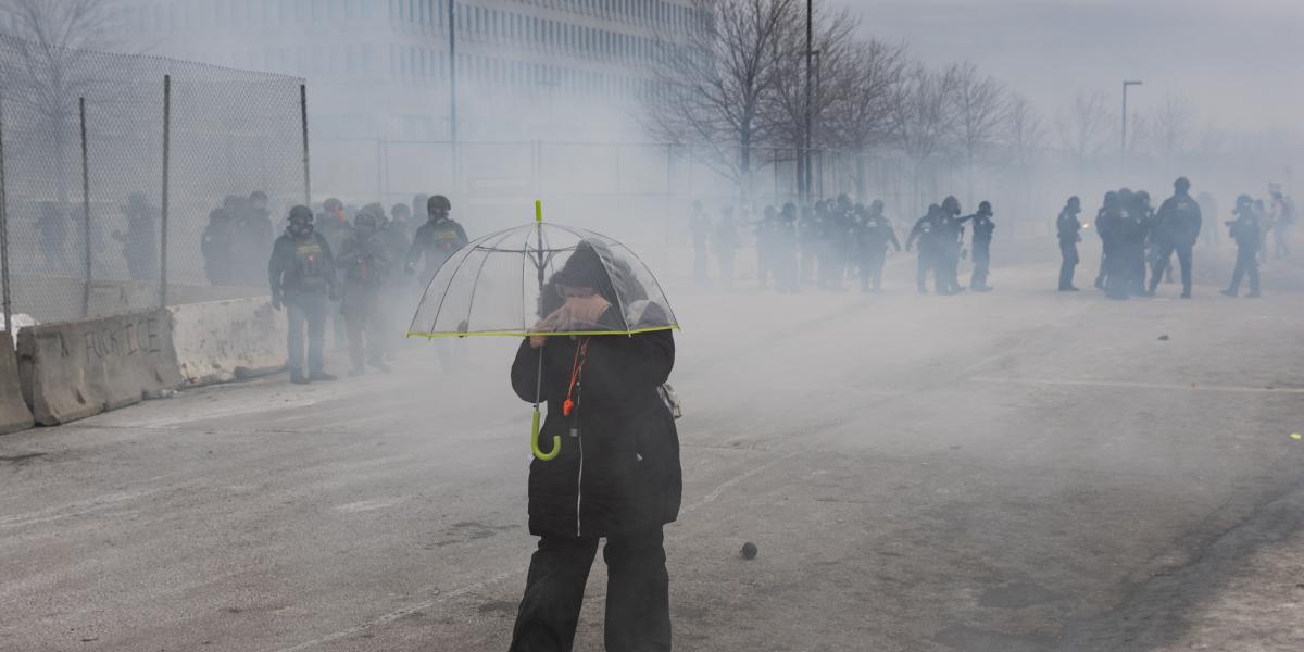 Két embert már lelőttek, többeket meghurcoltak a szövetségi bevándorlási hatóság ügynökei. A forrongó Minnesotában már legalább 3000 fegyveres ügynök tevékeny­kedik