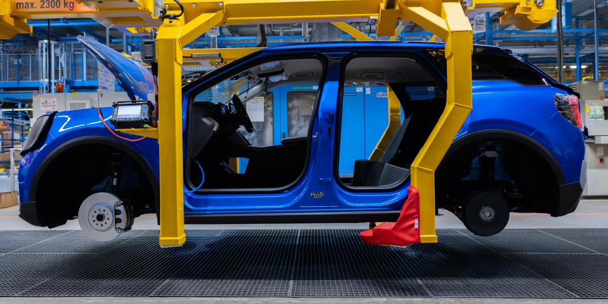 Harapófogóban az autóipar: fogyasztók nem akarnak annyi elektromos autót, mint az Európai Bizottság