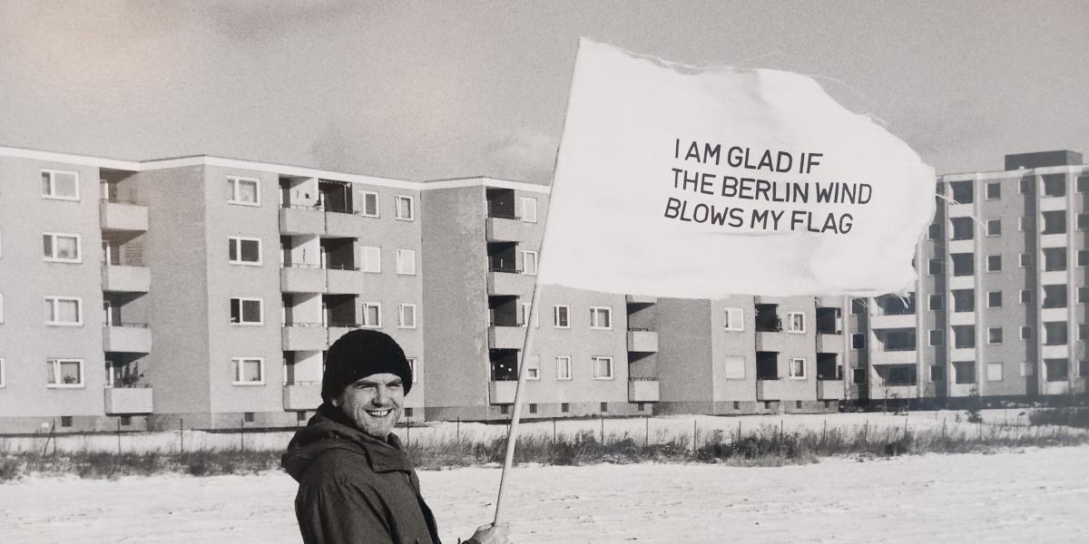 „Örülök, ha a berlini szél fújja a zászlómat” – olvasható Tót Endre képzőművész zászlaján