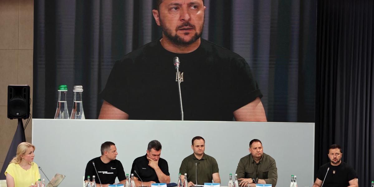 Rosztyiszlav Surma (balról a második) és Volodimir Zelenszkij egy 2023-as ülésen Ivano-Frankivszkban. 