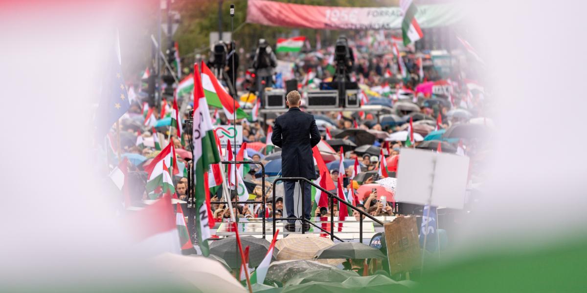 A jelvény kötelez. 1956 ugyanis nem a kizárásról és a kizárólagosságról, ellenkezőleg, az összetartásról szól
