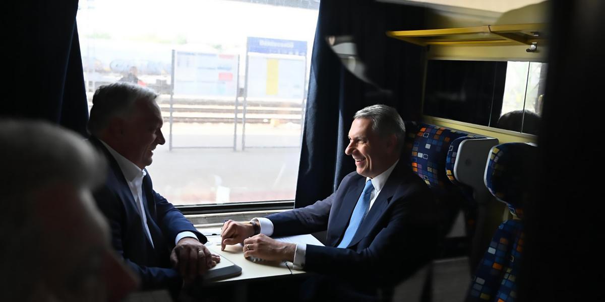 Lázár János és Orbán Viktor vonaton Lökösháza felé szeptember 23-án
