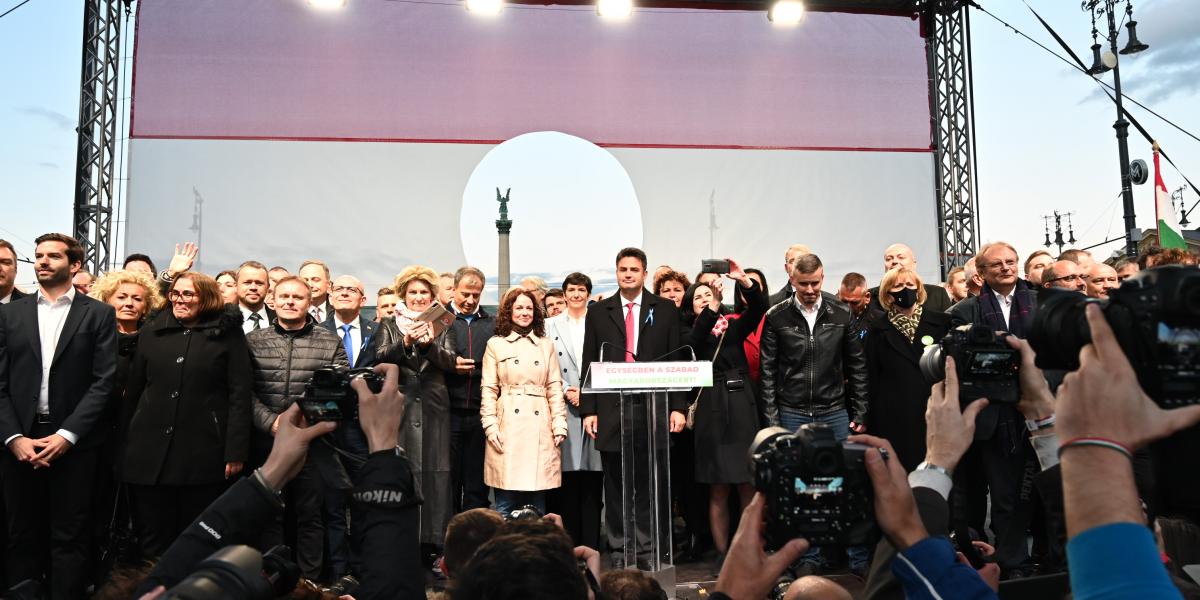 Ellenzéki rendezvény 2021. október 23-án a Hősök terénél. Nagyot fordult a politikai színpad