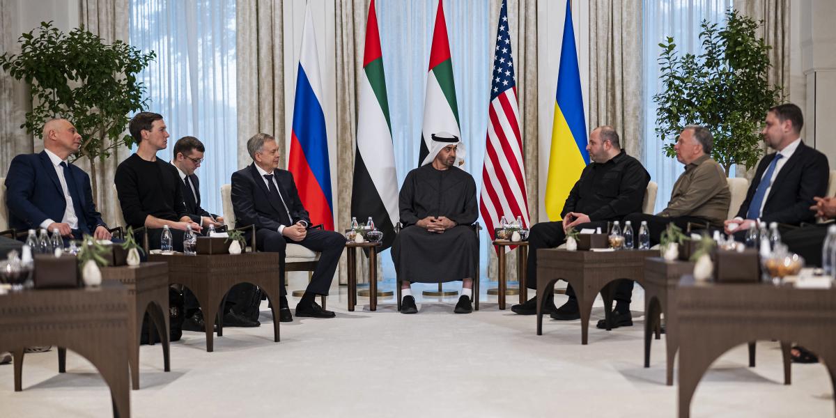  Mohamed bin Zayed Al Nahyan sejk, az Egyesült Arab Emírségek elnöke (középen) köszöntötte a delegációk tagjait