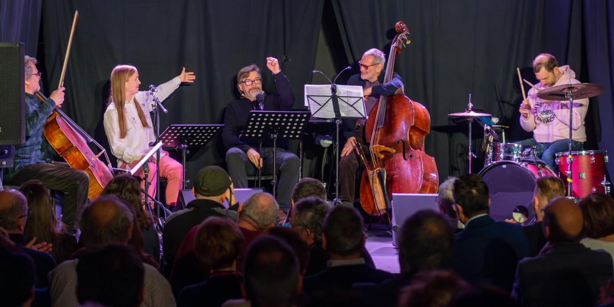 A Freeszfe új épülete immár koncertek befogadására is alkalmas, a programnaptár már januárra tele is számos irodalmi, zenés és színházi eseménnyel