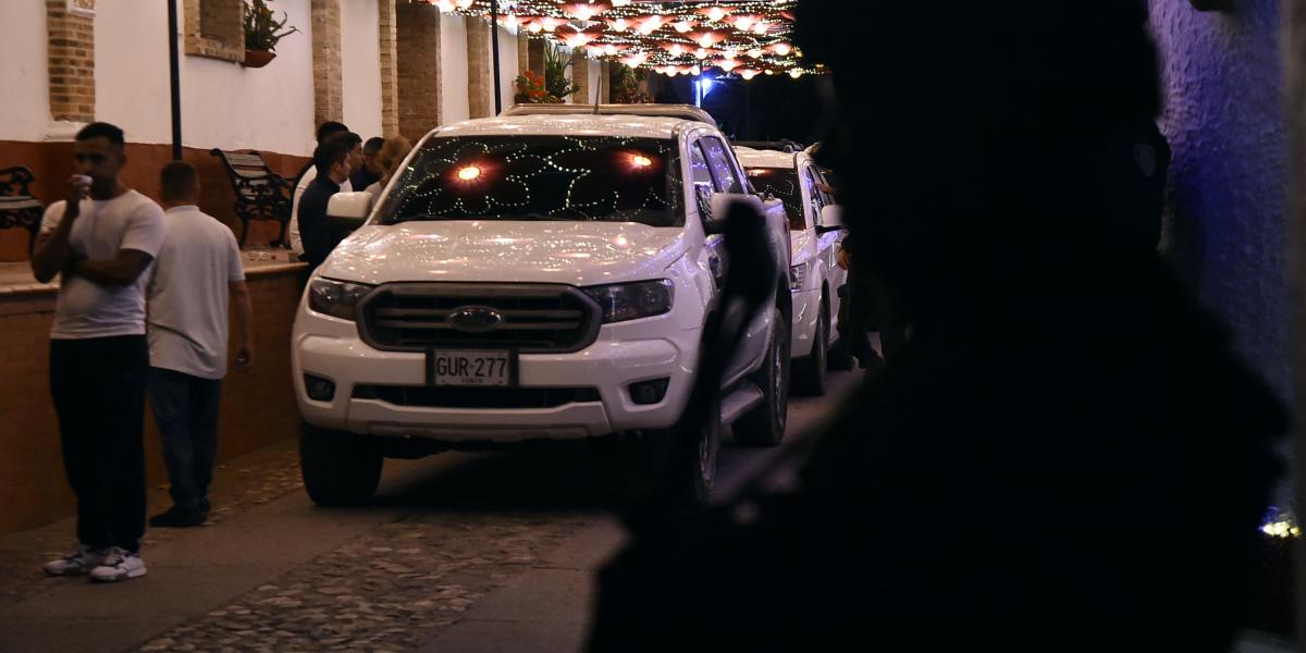 A repülőgép-szerencsétlenségben elhunyt 15 utas holttestét szállító halottaskocsik érkeznek a kolumbiai La Playa de Belen településére 2026. január 28-án.