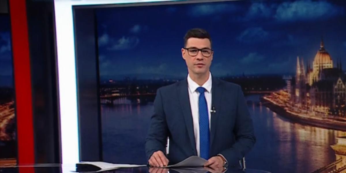 Lantos Csaba műsorvezető az M1 Híradó 2025. november 30.i esti adásában Nemzeti Konzultáció emblémával 