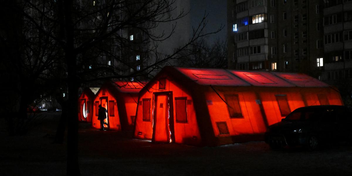 Fűtött sátrak felállítva egy lakótelepen Kijevben, 2026. január 15-én.