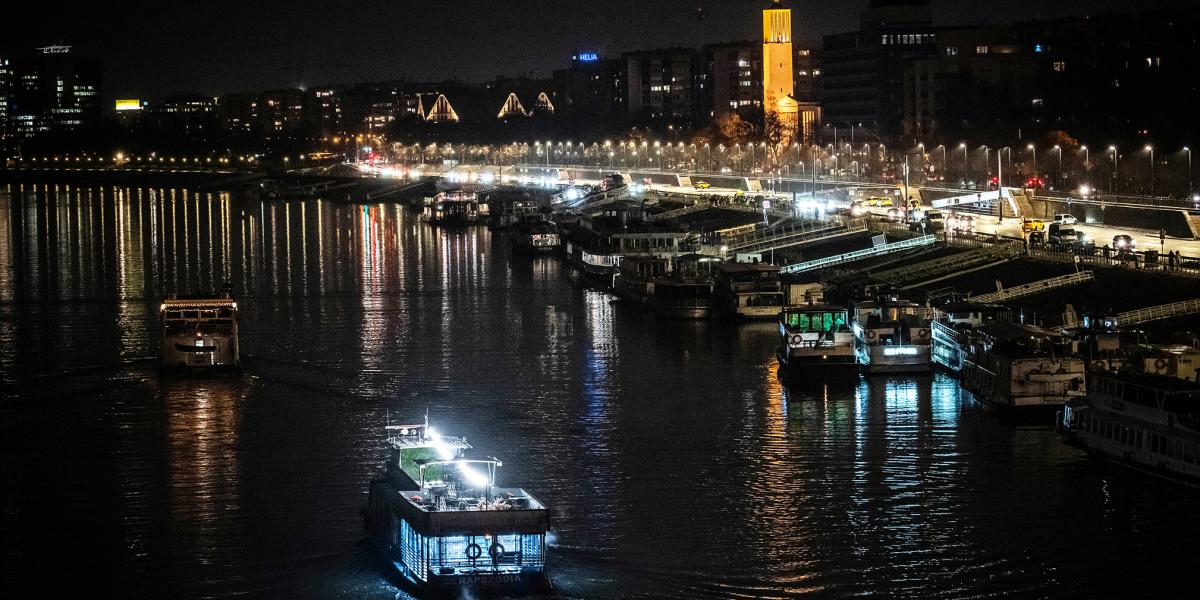 A hajójáratok italfogyasztó közönsége hergeli a helyieket