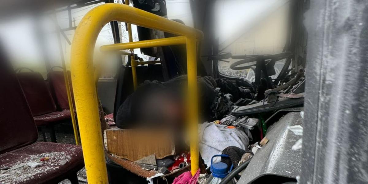 Orosz bombázásban elhunyt ukrán buszsofőr Kerszonban január 30-án 