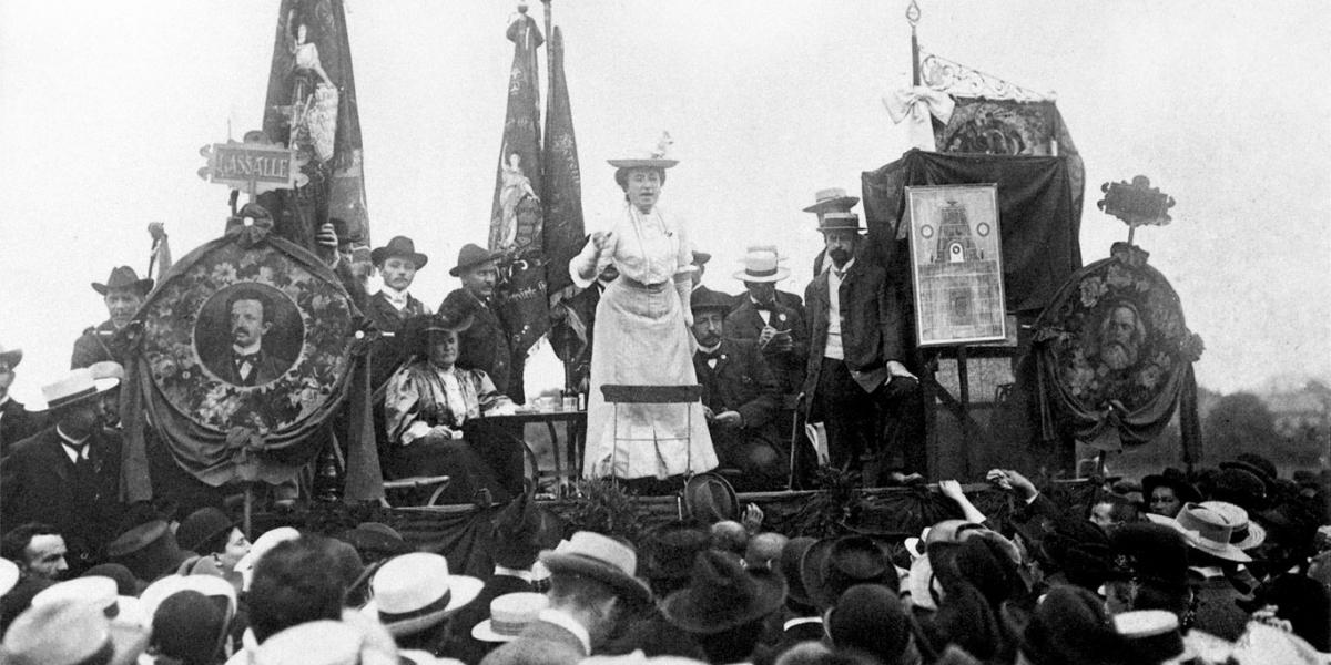 Rosa Luxemburg 1907-ben, a II. Internacionálé kongresszusán. A marxi hagyomány overstatingjét felismerve figyelmeztetett a forradalmi politika belső veszélyeire