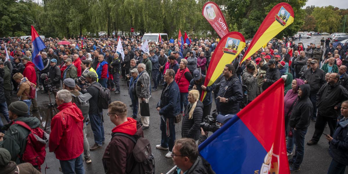 Nem is olyan régen még demonstrációt szerveztek a dolgozók a gyár elé, mára már a végkielégítés is elfogyott