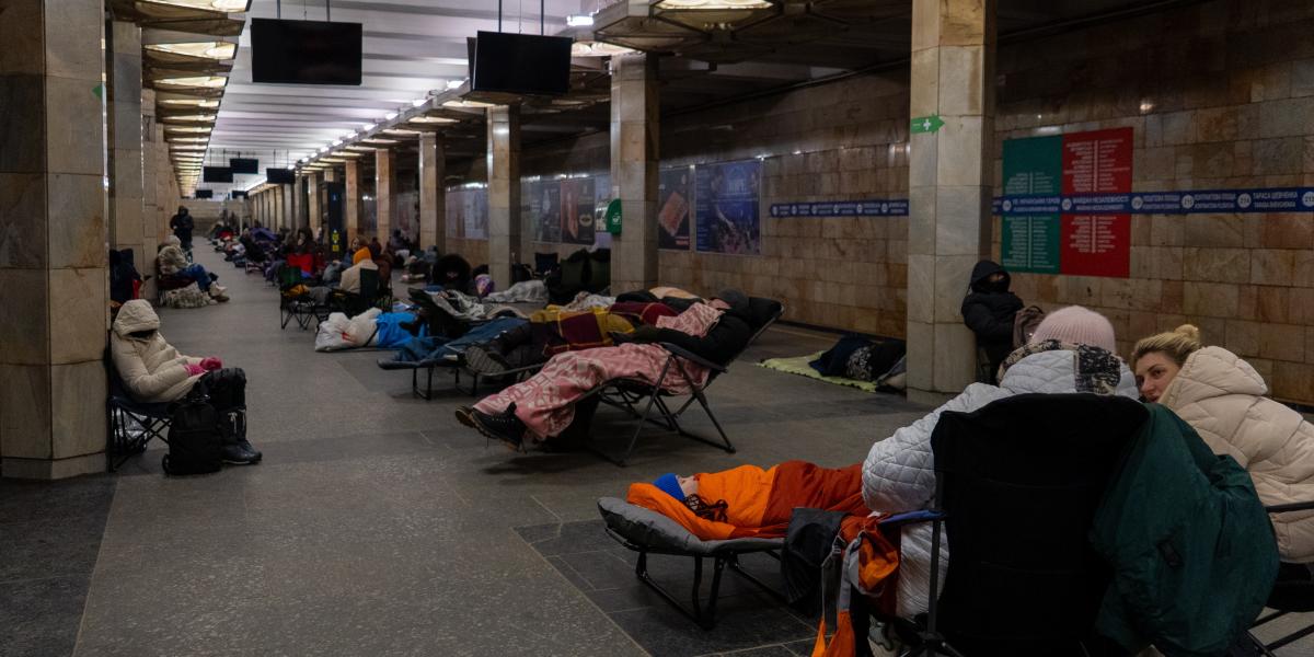 Az orosz dróntámadások miatt óvóhelyként használják az emberek a kijevi metró egyik állomását február 3-án 