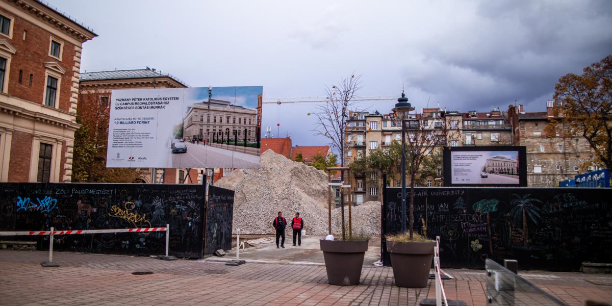 Az építési terület a Magyar Rádió lebontott épületének törmelékeivel 2025. október 28-án 