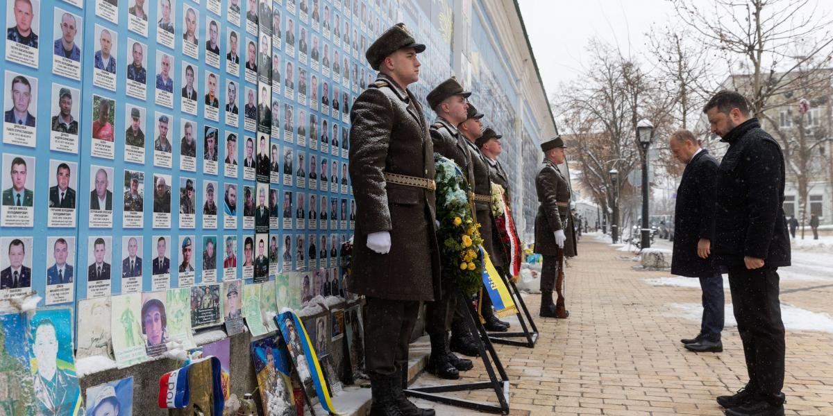 Volodimir Zelenszkij az Ukrajnáért elesettek emlékfalánál Kijevben, 2026. február 5-én.