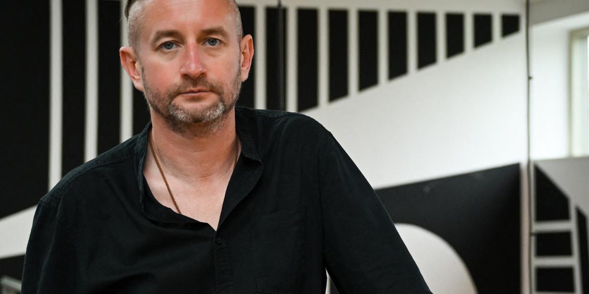 A szerző szövegeinek fanyar humora van, vicces fordulatok villannak föl