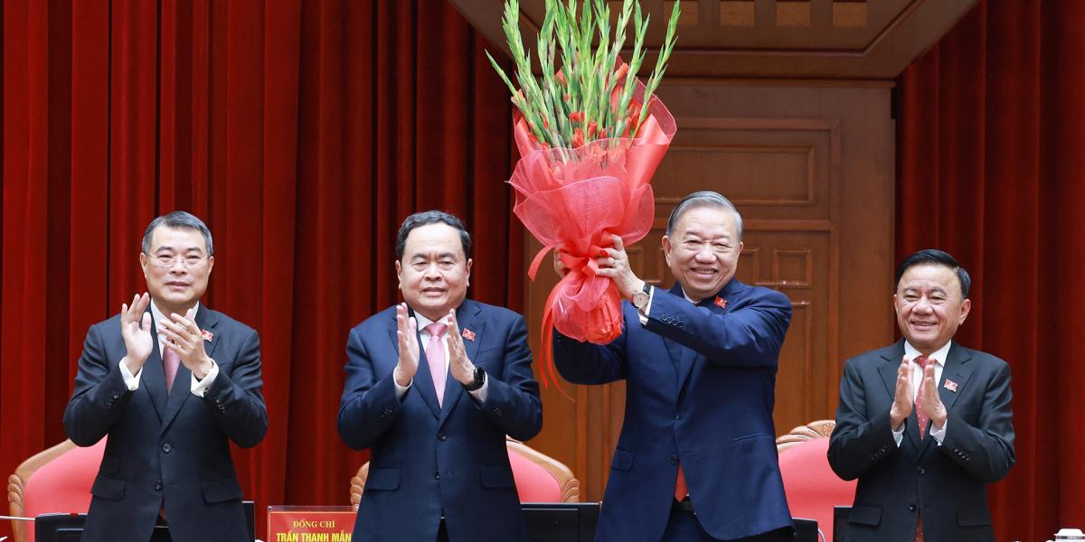 To Lamot (virággal a kezében) újraválasztották a Vietnámi Kommunista Párt főtitkári tisztségére – ő vezetheti az ország átmenetét egy sok tekintetben új korszakba