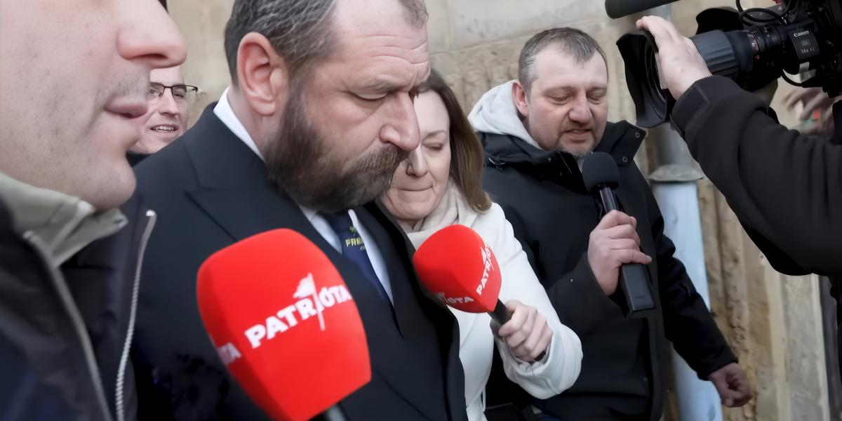 Másodlagos frissességű nylonzoknik gyalázzák a hős Fegyir Sándort (középen), Ukrajna jelenlegi magyarországi nagykövetét