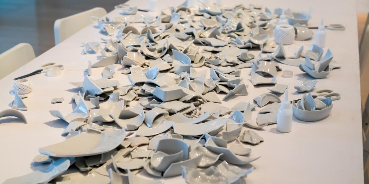 Yoko Ono alkotása arra invitálja a látogatót, hogy kösse vagy ragassza össze a törött darabokat