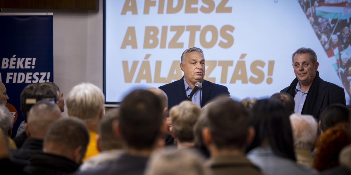 Orbán Viktor miniszterelnök beszédet mond országjárásának mezőtúri állomásán 2026. február 5-én.