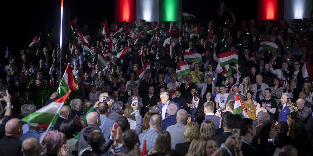 Közönség. Orbán Viktor sajátjai körében üzent a fiataloknak meg a „kamulázadásuknak”