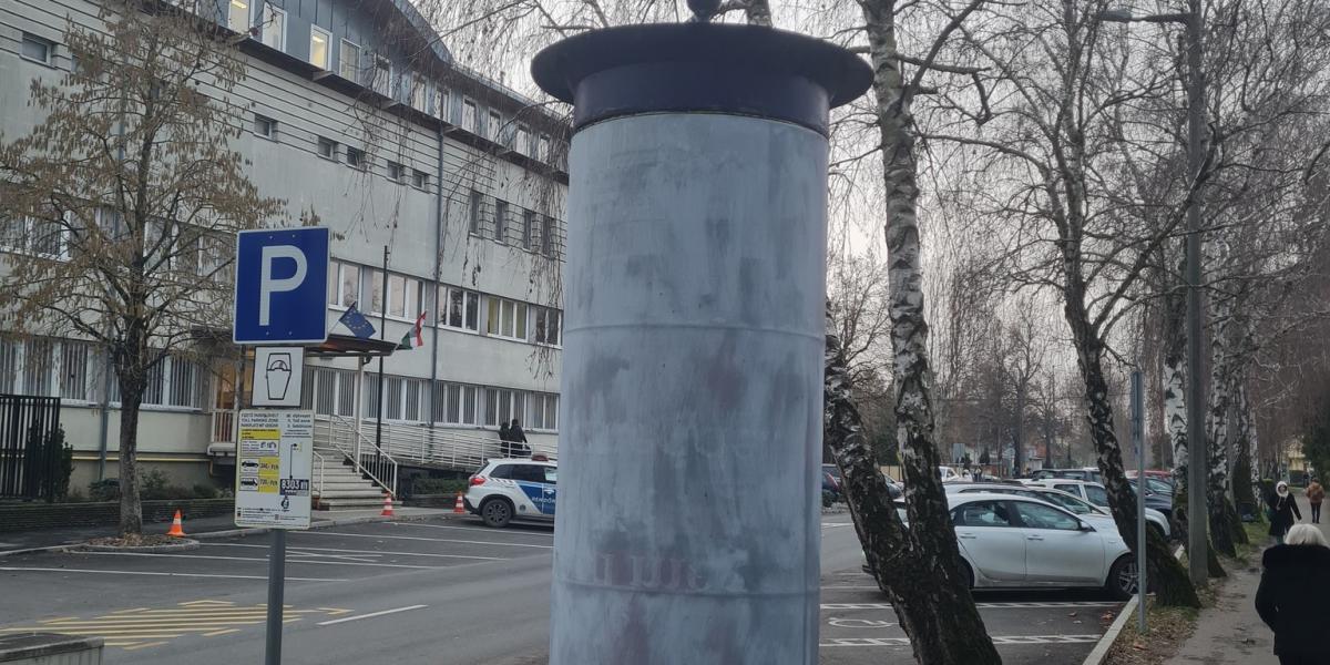 Eltávolított propaganda-plakát helye Keszthelyen február 10-én 