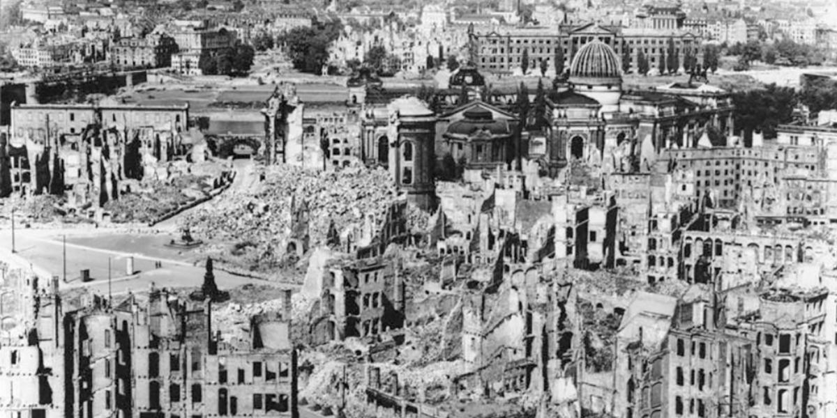 A lerombolt
városközpont
– Drezda
belvárosát 1945
februárjában
már semmi
értelme nem volt
porrá égetni