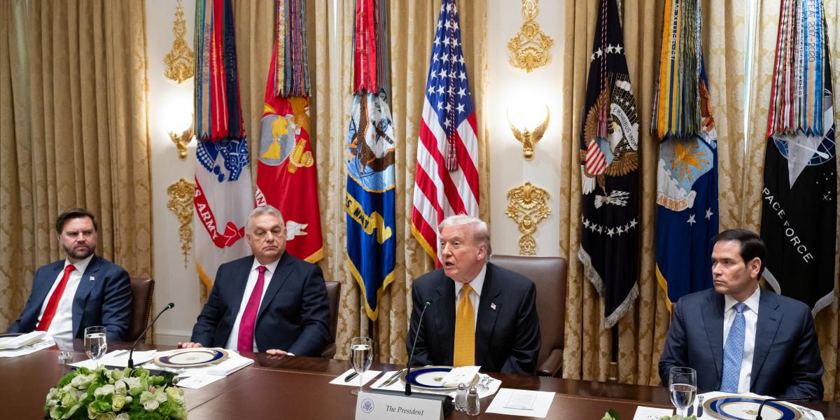 Donald Trump balján Marco Rubio, jobbján Orbán Viktor