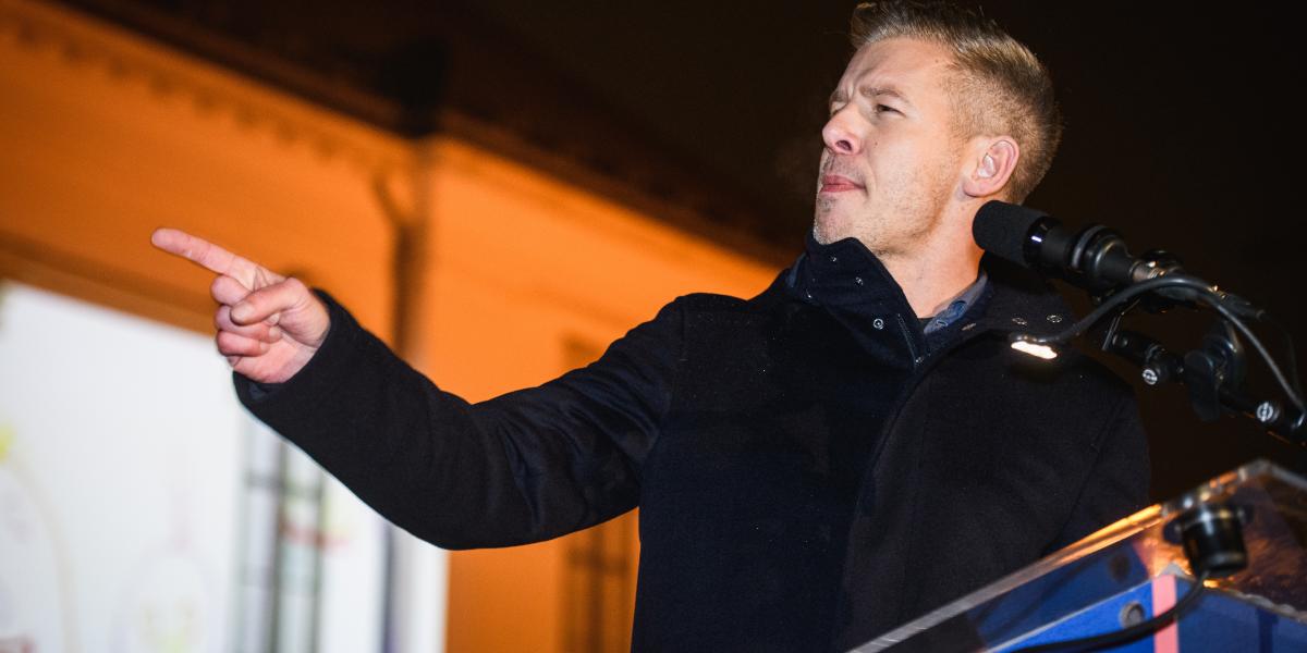 Magyar Péter a Karmelita előtt az általa szervezett gyermekvédelmi demonstráción 2025. december 13-án 