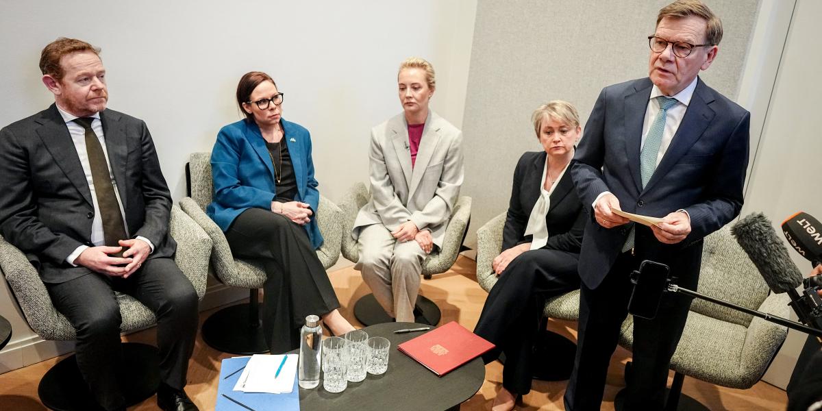 Johann Wadephul német külügyminiszter kollégái és a néhai orosz ellenzéki vezető özvegye, Julija Navalnaja társaságában Münchenben ismerteti a vizsgálat következtetéseit