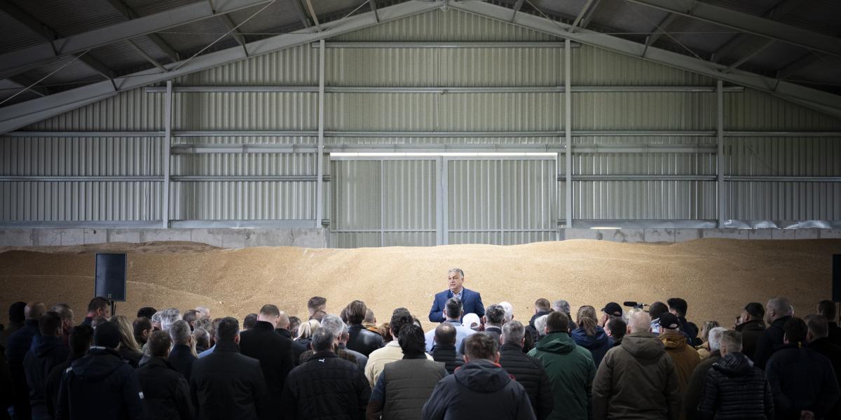 Orbán Viktor 2024. április 22-én egy zárt magtárban kampányolt