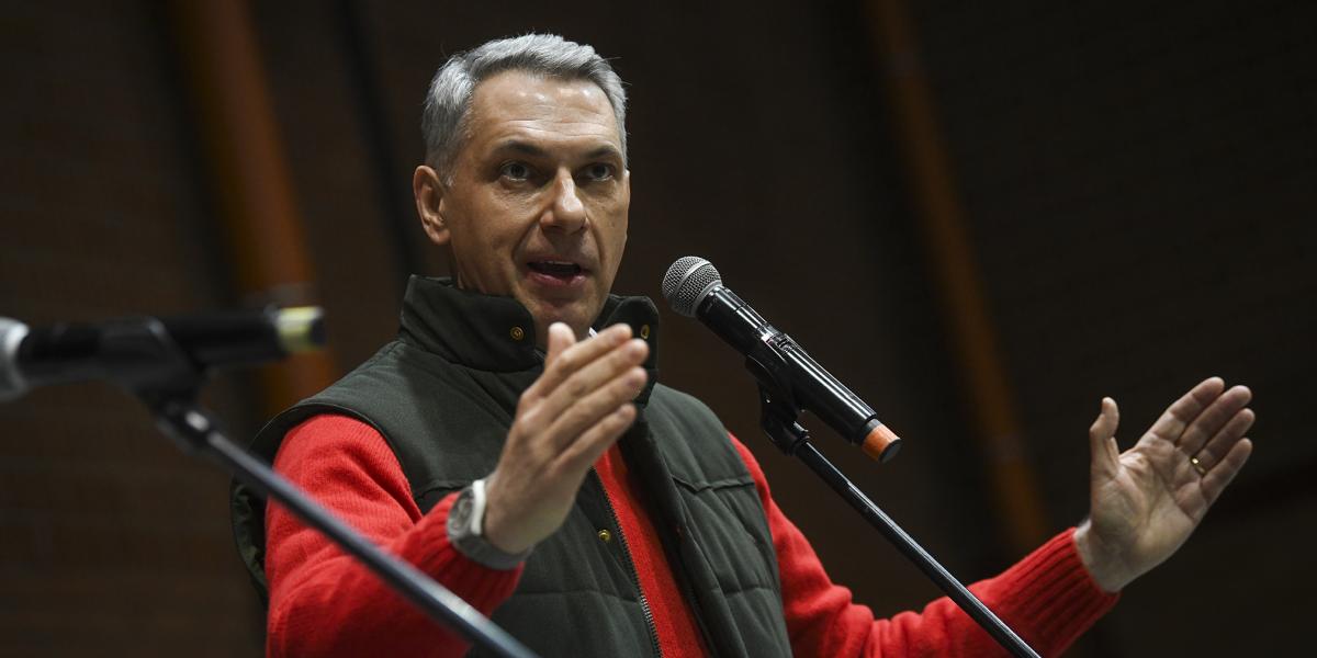 Lázár János építési és közlekedési miniszter a csepeli Lázárinfón. 