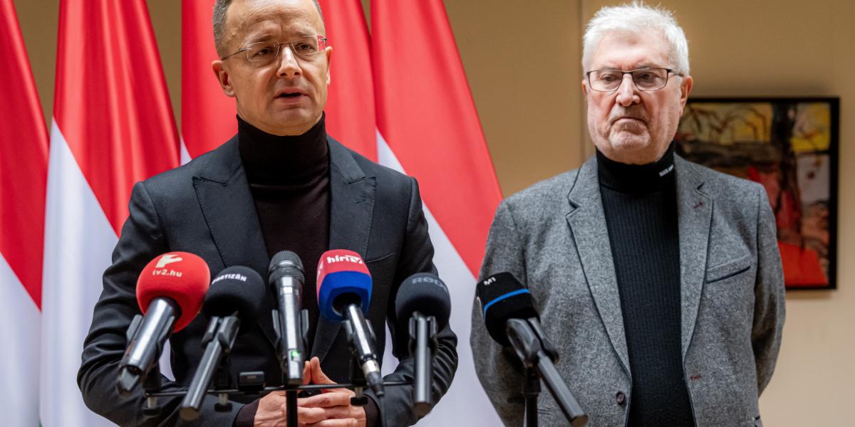 Szijjártó Péter külügyminiszter és Vitányi István, a térség fideszes országgyűlési képviselője a kormánypártok országjárásának berettyóújfalui sajtótájékoztatóján