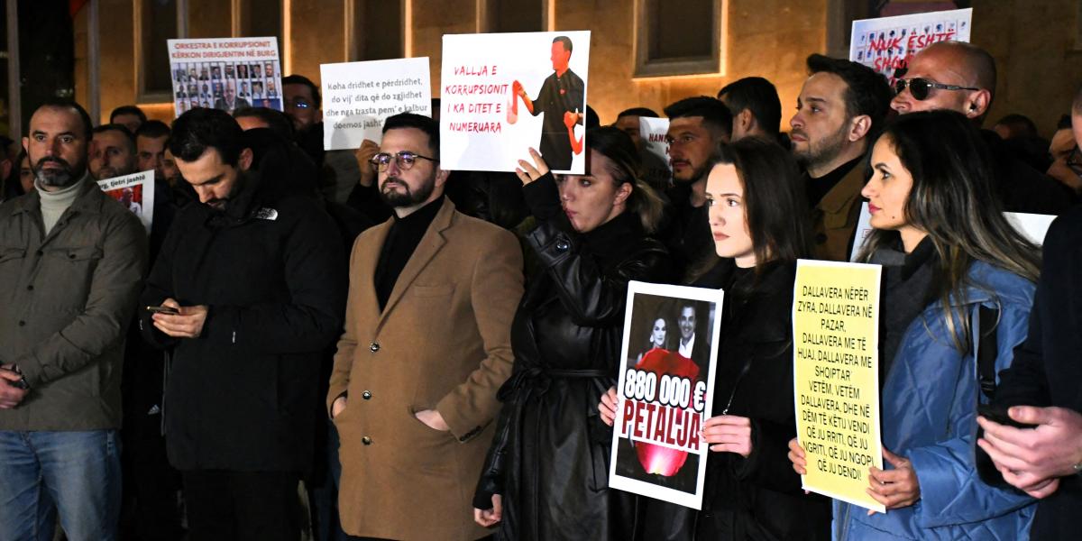 Tiranában múlt héten újra fellángoltak a korrupcióellenes tüntetések. Az ellenzék és civil szervezetek Edi Rama kormányát teszik felelőssé a helyzetért