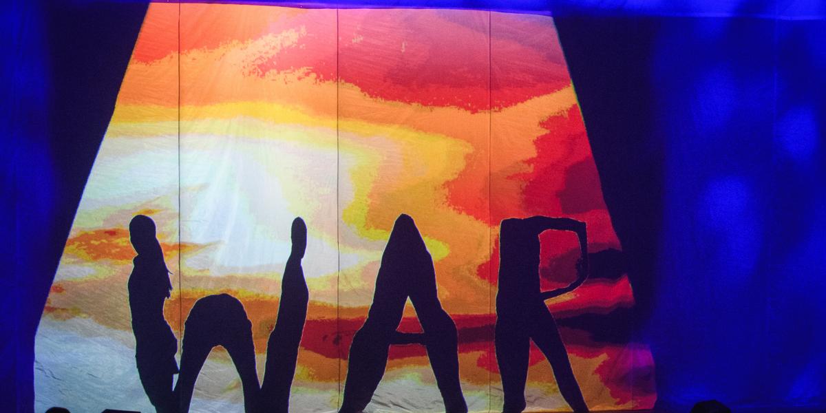 Animáció a Digitális Polgári Körök háborúellenes gyűlésén Kecskeméten 2026. december 6-án 