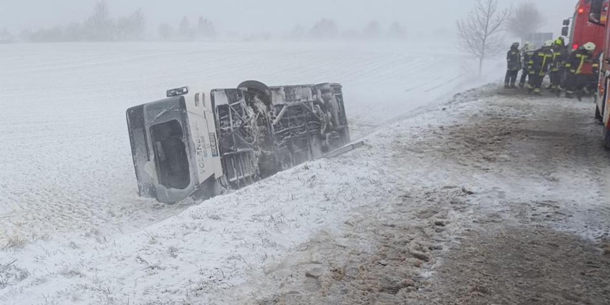 Árokba csúszott VOLÁN-busz a 76-os főúton február 20-án 