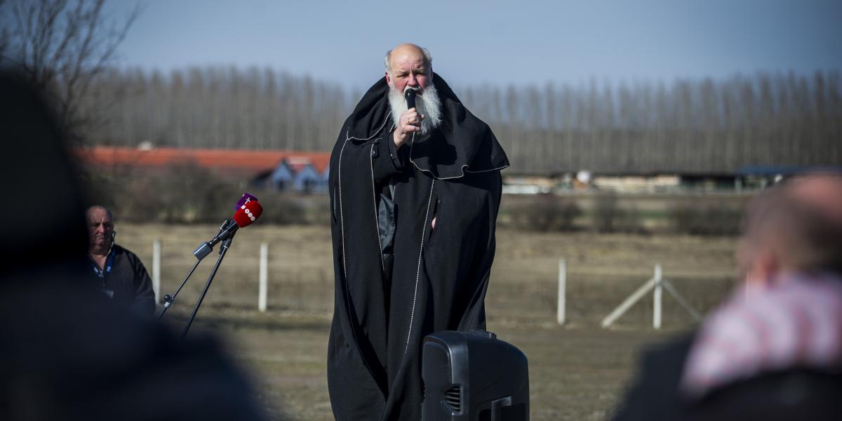 Iványi Gábor a romagyilkosságok 10. évfordulóján tartott megemlékezésen Tatárszentgyörgyön, 2019. február 23-án 