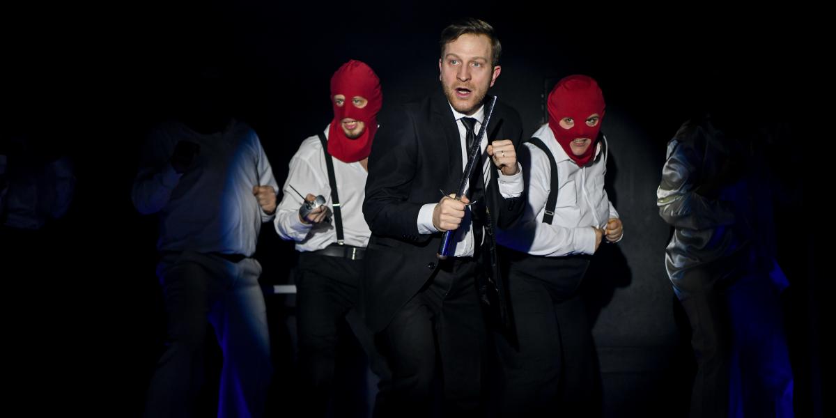 Valódi, érdekfeszítő krimit kapunk sok logikai csavarral, érzelmi viharokkal az igazságáért küzdő Kohlhaas Mihály történetének feldolgozásában