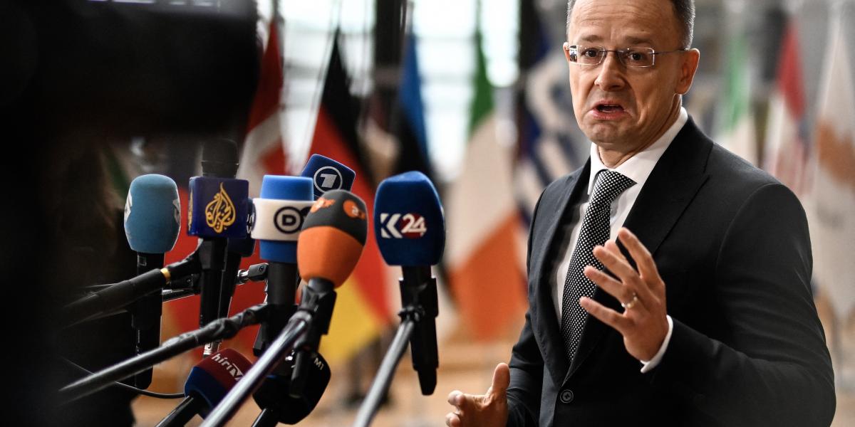 A külpolitikai szakmaiatlanság hű tükörképe a magyar diplomáciai diskurzus útszélivé válása. Szijjártó Péter külügyminiszter épp azt magyarázza, hogy Magyarország miért blokkolja az Ukrajnának nyújtandó 90 milliárd eurós kölcsönt