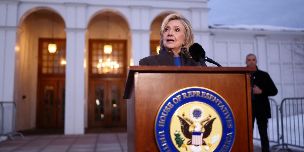 Hillary Clinton sajtótájékoztatója a meghallgatás után. Inkább a férjét kérdezzék