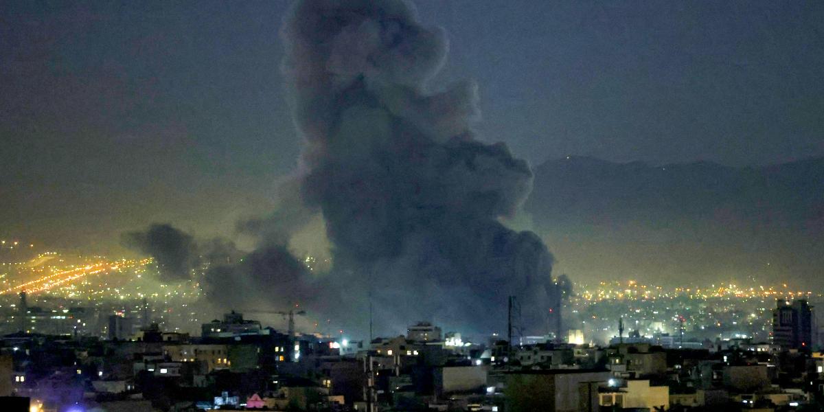 Füstfelhő vasárnap Teheránban egy izraeli légicsapás után