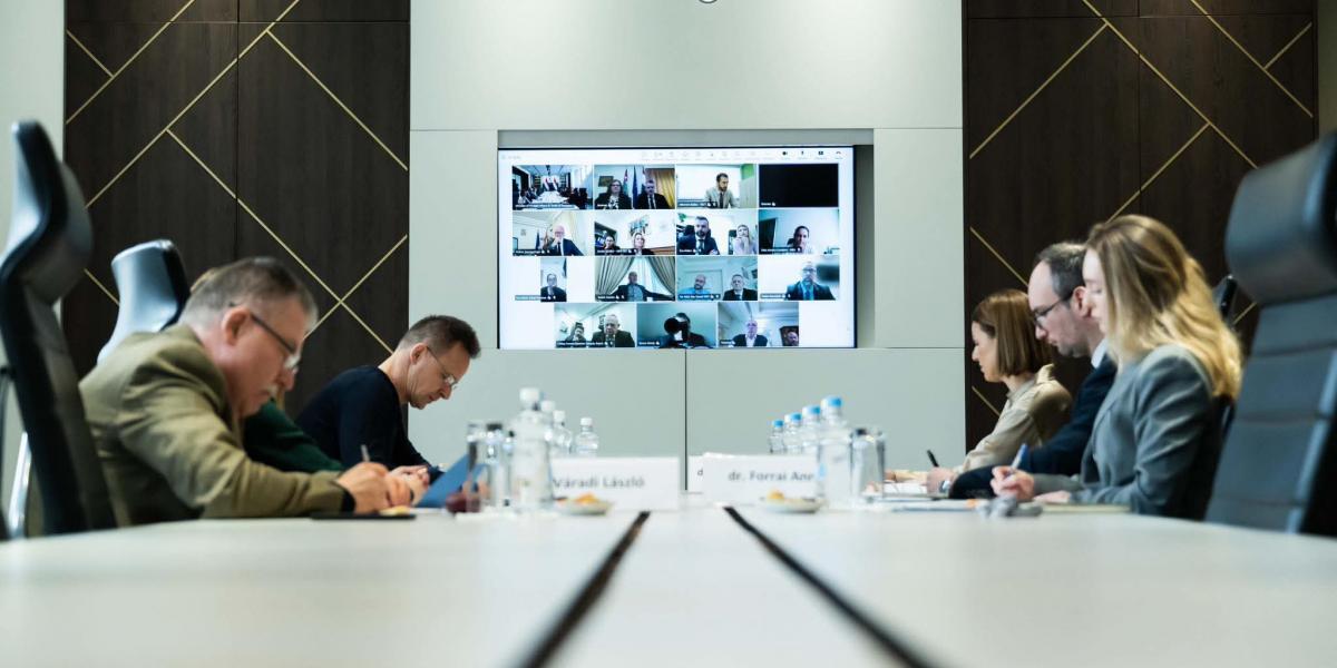 Szijjártó Péter a közel-keleti térségben működő nagykövetségek vezetőivel, munkatársaival tartott videókonferencián március 2-án 