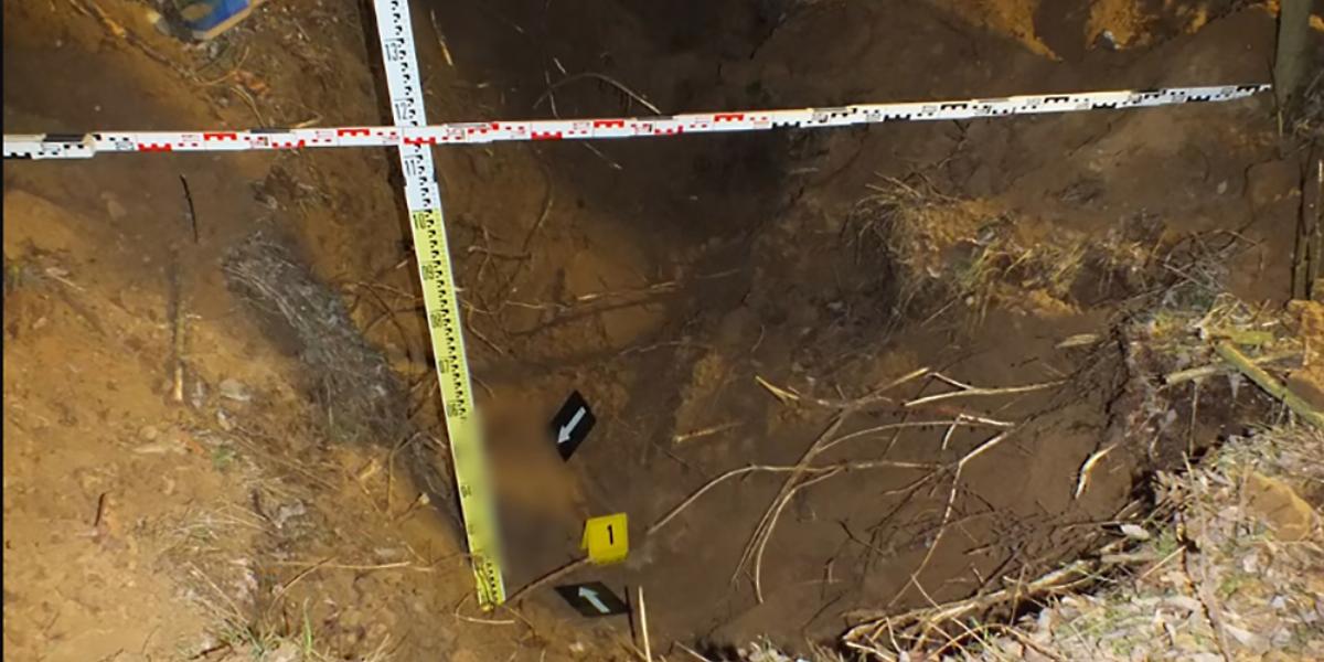 A rendőrség által feltárt sírgödör Cegléd és Ceglédbercel között 